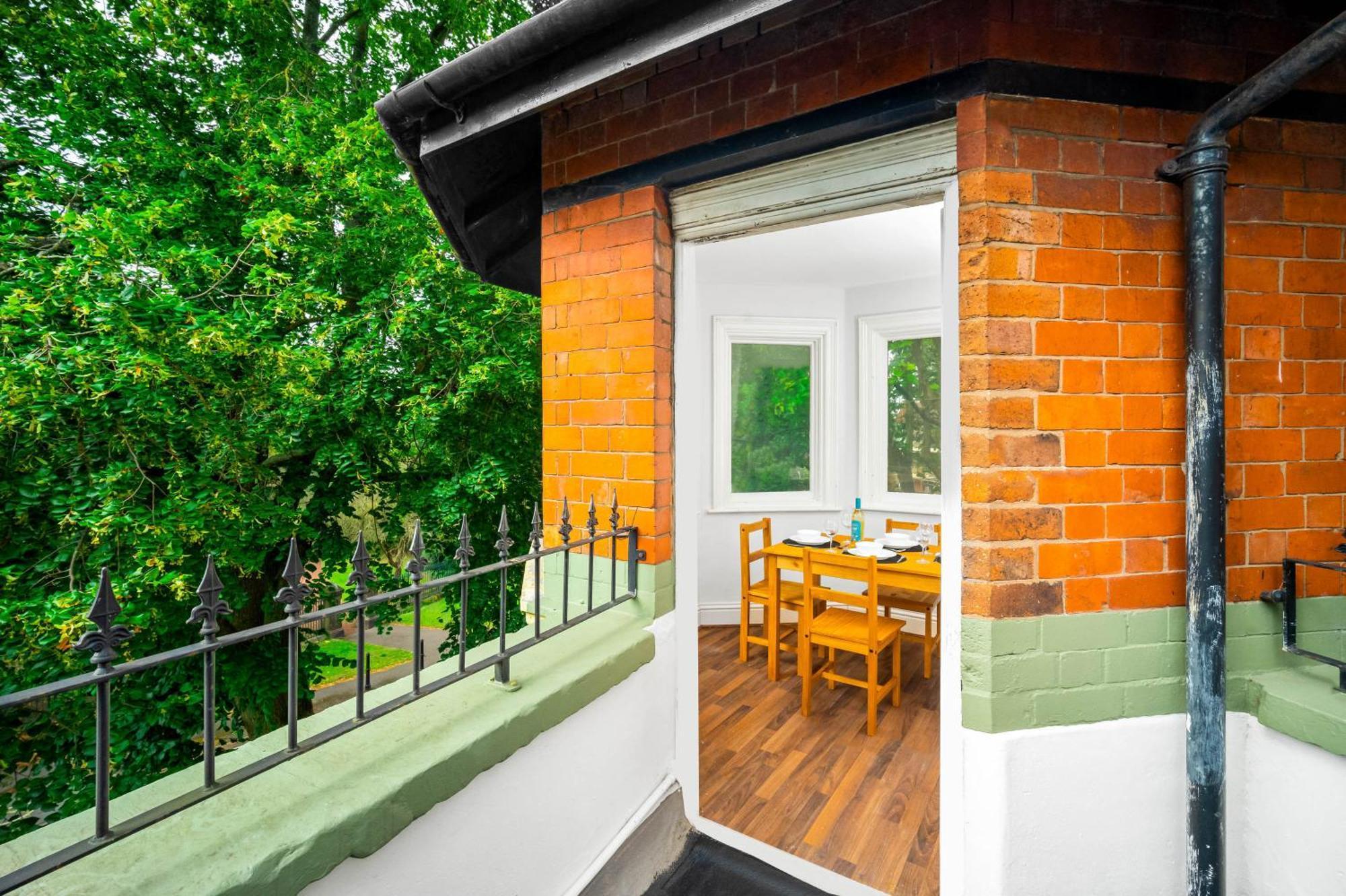 Stylish Apartment - Parking - Outdoor Terrace - Wolverhampton - Netlix - Wifi - 9Bpc Eksteriør billede